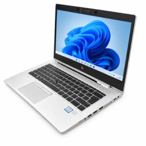 Ordinateur portable HP EliteBook 830 G6 vu de trois quarts sur fond blanc