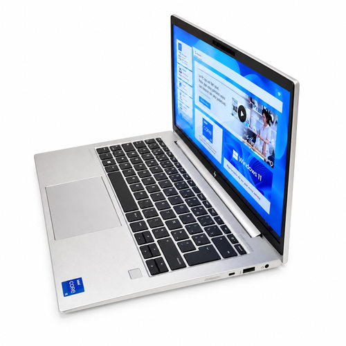 Ordinateur portable HP EliteBook 830 G10 neuf, vue de trois quarts sur fond blanc