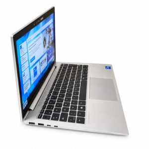 Ordinateur portable HP EliteBook 830 G10 neuf, vue de profil sur fond blanc